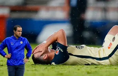 Jugador del America tirado y André Jardine/ Foto Fútbol Total.