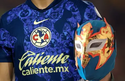 Jugador del América y máscara de luchador/Foto Ramón Juárez.