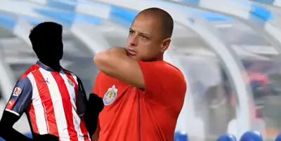 Jugador incógnito de Chivas junto a Javier Hernández / FOTO FÚTBOL TOTAL