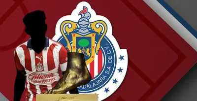 Jugador incógnito de Chivas junto a la zurda de oro / FOTO MEXSPORT