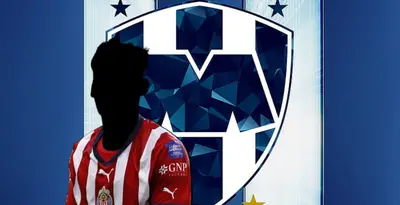 Jugador incógnito de Chivas junto al escudo de Rayados / FOTO MEXSPORT