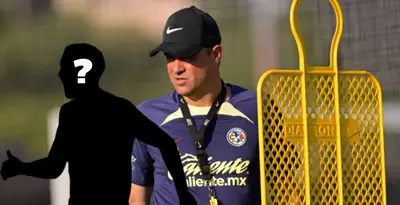 Jugador incógnito junto a André Jardine / FOTO MEXSPORT