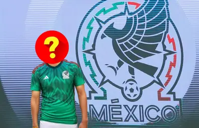 Jugador mexicano oculto y logo de la Selección/Foto Forbes México.