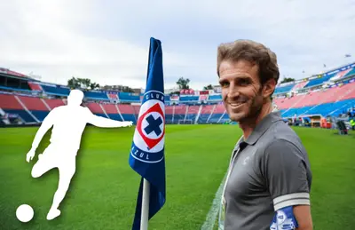 Jugador pateando e Iván Alonso/Fútbol Total.