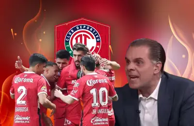 Jugadores abrazados y Christian Martinoli/Foto Toluca.