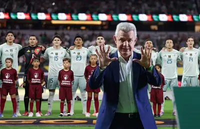 Jugadores abrazados y Javier Aguirre/ Foto Mi Selección.