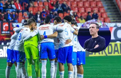Jugadores abrazados y Vicente Sánchez/ Foto Cruz Azul.