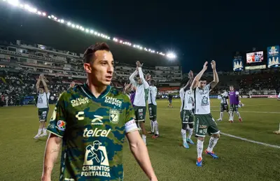 Jugadores aplaudiendo y Andrés Guardado boquiabierto/Foto Club León.