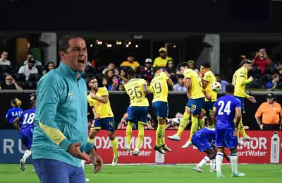 Jugadores brincando en la barrera y André Jardine gritando/ Foto Univision.