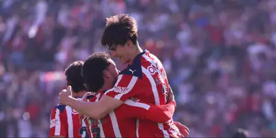 Jugadores celebrando. Foto: Chivas