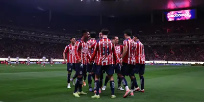 Jugadores celebrando. Foto: Chivas