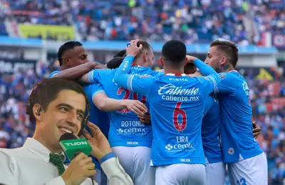 Jugadores celebrando y abrazados, a su lado Andrés Vaca/ Foto Cruz Azul.