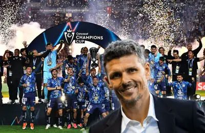 Jugadores celebrando y Fernando Ortiz/Foto Pachuca.