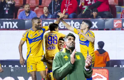 Jugadores celebrando y Veljko Paunovic aplaudiendo/ Foto Tigres