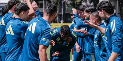 Jugadores dando bienvenida a Zúñiga. Foto; Club América