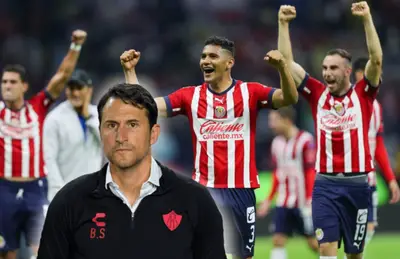 Jugadores de Chivas celebrando y Beñat San José serio/ Foto Infobae.