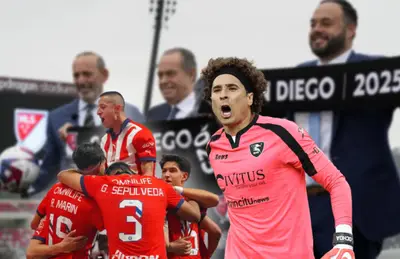 Jugadores de Chivas celebrando y Guillermo Ochoa gritando/ Foto Claro Sports.