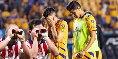 Jugadores de Chivas junto a futbolistas de Tigres / FOTO SPORTSMEDIA