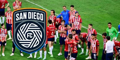 Jugadores de Chivas junto al escudo de San Diego FC / FOTO MILENIO
