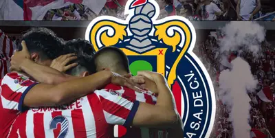 Jugadores de Chivas junto al escudo del Rebaño Sagrado / FOTO AS MÉXICO