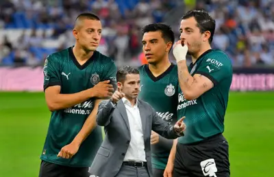 Jugadores de Chivas y Fernando Gago/Foto Milenio.