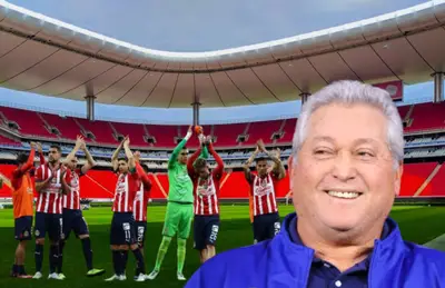 Jugadores de Chivas y Víctor Manuel Vucetich riendo/Foto Estadios de México.