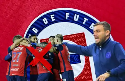 Jugadores de Cruz Azul abrazados, cruz roja y Martín Anselmi/Foto Cruz Azul.