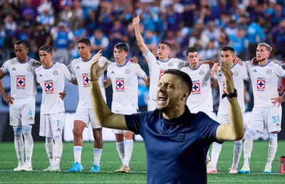 Jugadores de Cruz Azul abrazados y Martín Anselmi celebrando/ Foto Diario AS.