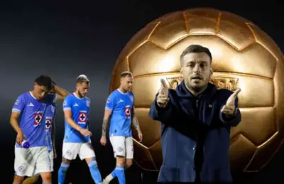 Jugadores de Cruz Azul cabizbajos y Martín Anselmi reclamando/Foto Fútbol Total.