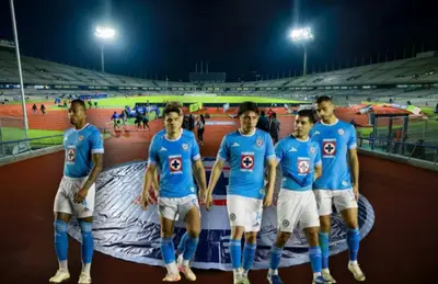 Jugadores de Cruz Azul caminando/Foto Claro Sports.