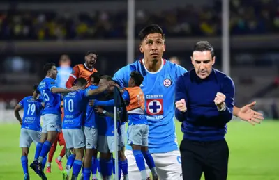 Jugadores de Cruz Azul celebrando, Ángel Sepúlveda y Vicente Sánchez/ Foto Plano Deportivo.