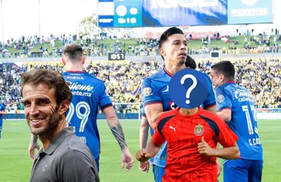 Jugadores de Cruz Azul celebrando, Iván Alonso riendo y futbolista de Chivas/ Foto La máquina.