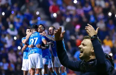 Jugadores de Cruz Azul celebrando y Martín Anselmi agitando brazos/Foto Diario Cambio 22.