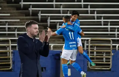 Jugadores de Cruz Azul celebrando y Martín Anselmi aplaudiendo/ Foto Mediotiempo.