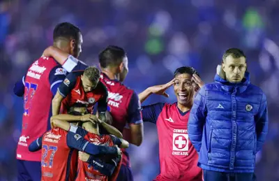 Jugadores de Cruz Azul celebrando y Martín Anselmi/ Foto Atmosfera Deportiva.