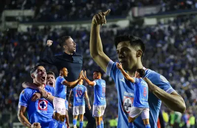 Jugadores de Cruz Azul celebrando y Martín Anselmi/ Foto El Universal