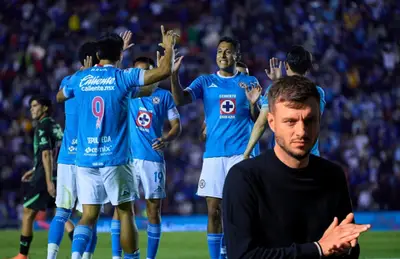 Jugadores de Cruz Azul celebrando y Martín Anselmi/ Foto José Juan Vázquez.