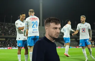 Jugadores de Cruz Azul celebrando y Martín Anselmi serio/ Foto Caliente TV.