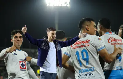 Jugadores de Cruz Azul festejando y Martín Anselmi con brazos abiertos/Foto Caliente TV.