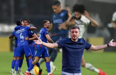 Jugadores de Cruz Azul festejando y Martín Anselmi/ Foto Pumas.