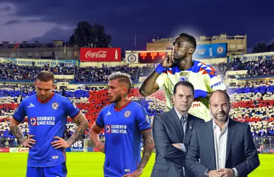 Jugadores de Cruz Azul, Julián Quiñones callando y comentaristas de TV Azteca/ Foto Canal 13.