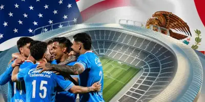 Jugadores de Cruz Azul junto a estadio de fútbol / FOTO OVACIONES