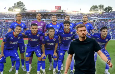 Jugadores de Cruz Azul posando y Martín Anselmi haciendo ok/ Foto Cruz Azul.