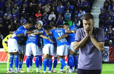 Jugadores de Cruz Azul reunidos y Martín Anselmi/ Foto Periódico Correo.