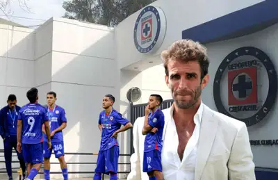 Jugadores de Cruz Azul tristes e Iván Alonso/ Foto Fútbol Total.