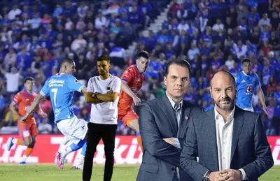 Jugadores de Cruz Azul y Mazatlán, Luis García y Christian Martinoli/ Foto Récord.