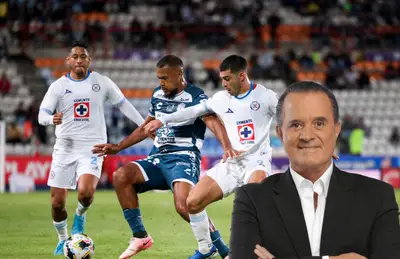 Jugadores de Cruz Azul y Pachuca, a su lado Raúl Orvañanos/ Foto La Opinión.
