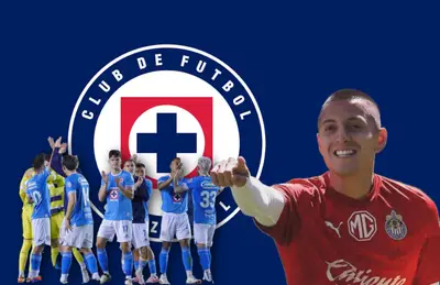 Jugadores de Cruz Azul y Roberto Alvarado sonriendo/Foto Youtube.