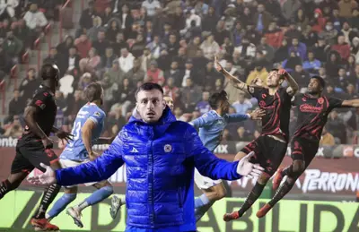Jugadores de Cruz Azul y Xolos disputando y Martín Anselmi/ Foto Karen Castañeda Agencia 24 mm.