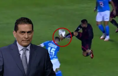 Jugadores de disputando balón y Felipe Ramos Rizo/ Foto TUDN.